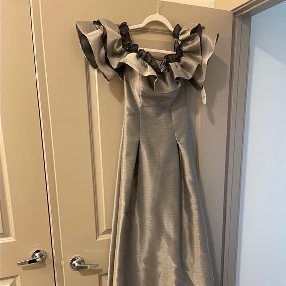Beautiful john Paul staler gown - Picture 1 of 2